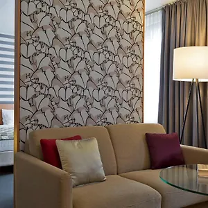 4* מלון By Ihg